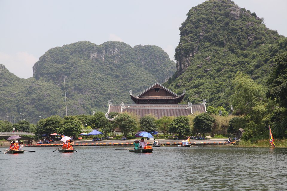 Du khách thăm khu di lịch sinh thái Tràng An – Ninh Bình. Ảnh Nguyễn Vũ